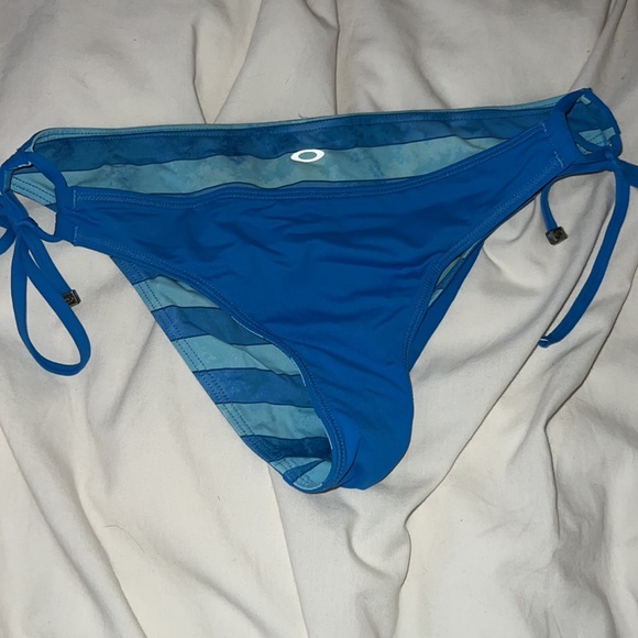 Reversible Oakley Bikini bottoms - Picture 2 of 2